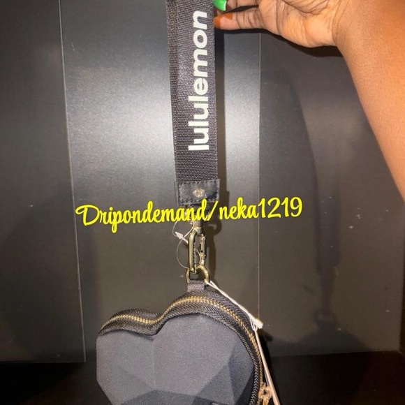 Lululemon Heart Wristlet- Black/Gold - Picture 3 of 10